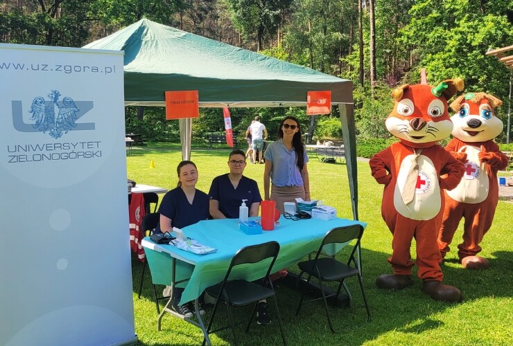 Studentki Akademickiego Koła PCK na pikniku w Ogrodzie Botanicznym